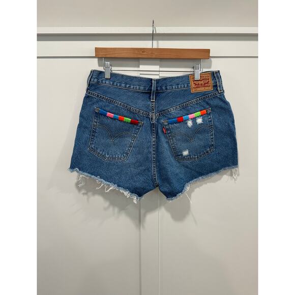 NWOT Levi’s 501 Embroidered Denim Shorts Size 32 - Picture 2 of 7